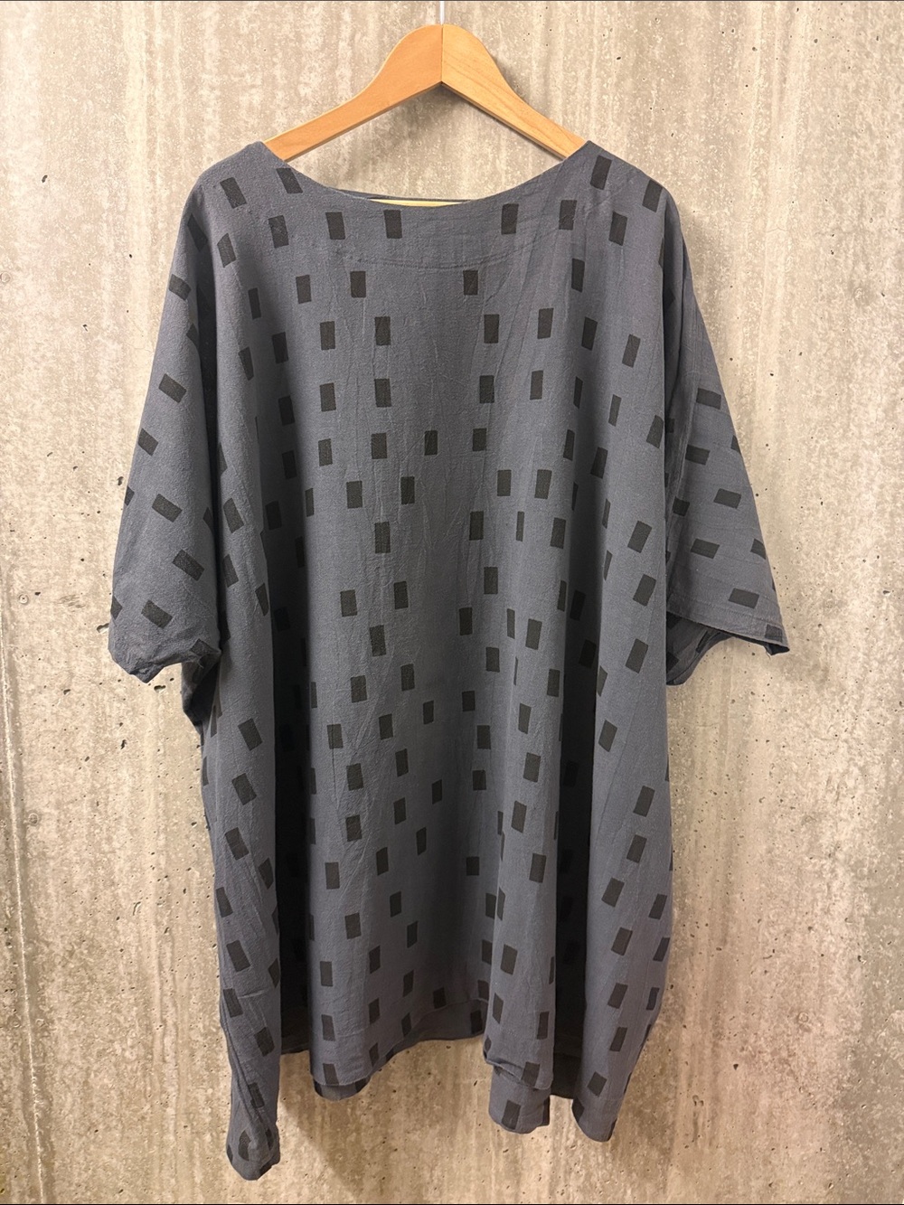 Women’s Short-Sleeve Boxy Tee Dress in Gray with Modern Pattern